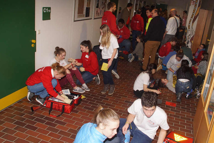 Insgesamt 300 Schulsanitäter kamen in die Jörg-Ratgeb-Schule nach Stuttgart.