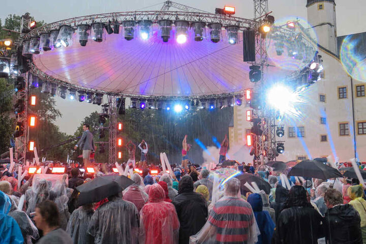 Die Aufzeichnung für "Die Schlager des Sommers" musste dieses Jahr unterbrochen werden: Ein Unwetter machte Künstlern und Fans einen Strich durch die Party-Rechnung.