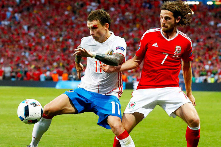 Pavel Mamaev (l.) bei der EM 2016 im Duell mit dem Waliser Joe Allen. Mamaev kommt auf 15 Länderspiele und 371 Partien für ZSKA und Torpedo Moskau sowie den FK Krasnodar, in denen er 46 Tore erzielte und 43 Treffer direkt vorbereitete.