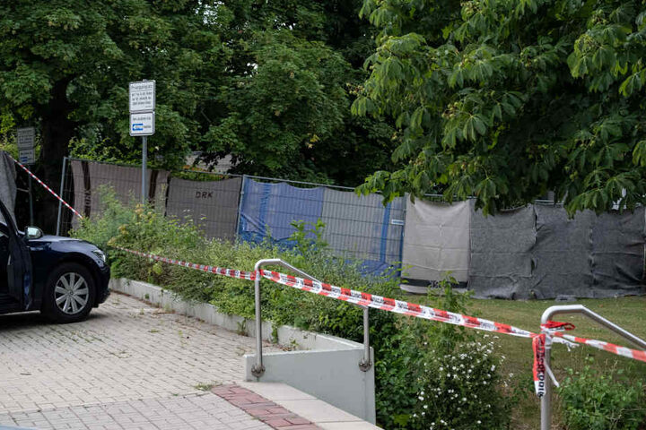 Vor dem Tatort wurde ein Sichtschutz aufgebaut.