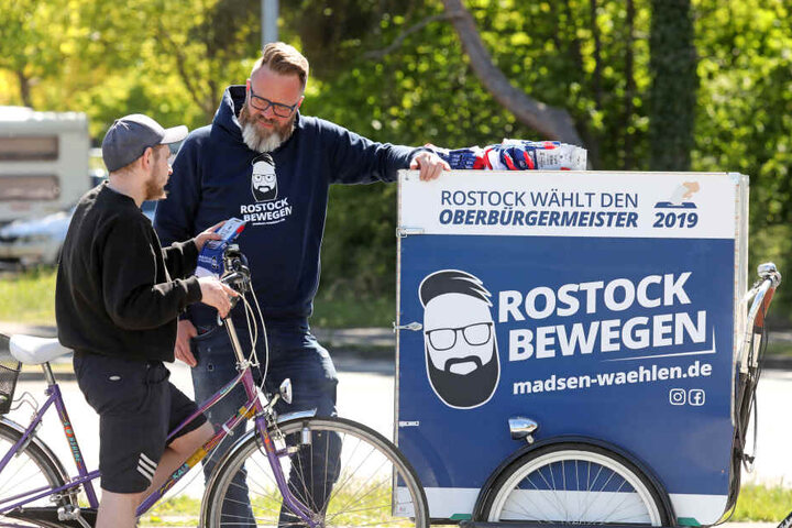 Claus Ruhe Madsen (parteilos) verschenkt Socken, um mit den Menschen ins Gespräch zu kommen.