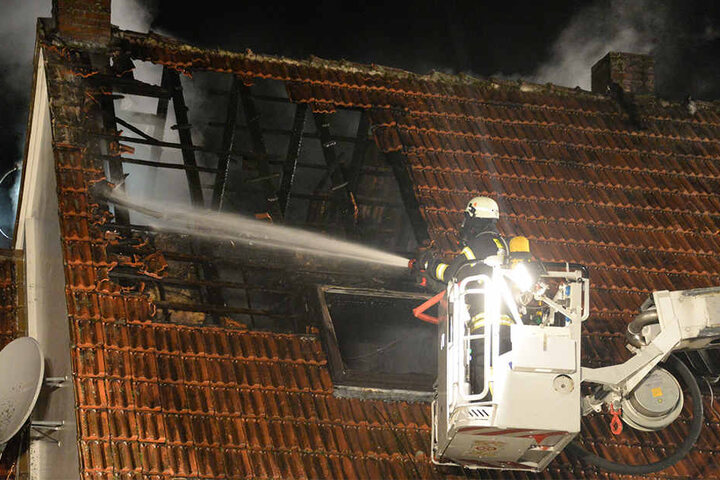Das Haus ist nach dem heftigen Feuer unbewohnbar.