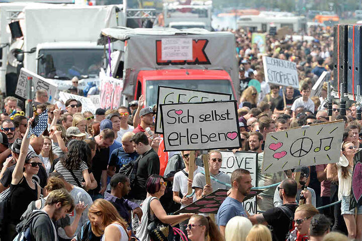 Junge Menschen beteiligen sich an der politischen Demonstration unter dem Motto "Zug der Liebe".