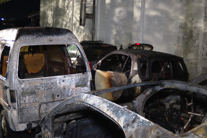 Vier Autos gingen in der Nacht in Flammen auf.