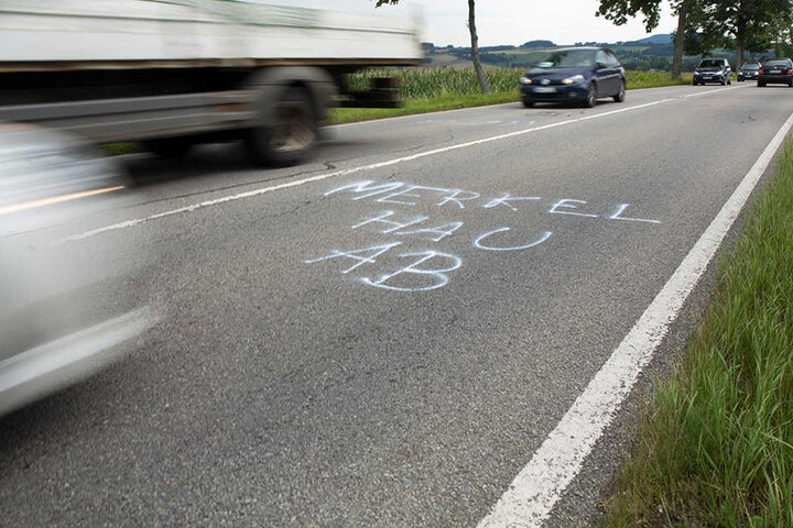Schriftzug auf der B 101 in Richtung Schlettau kurz nach dem Ortsausgang Scheibenberg.