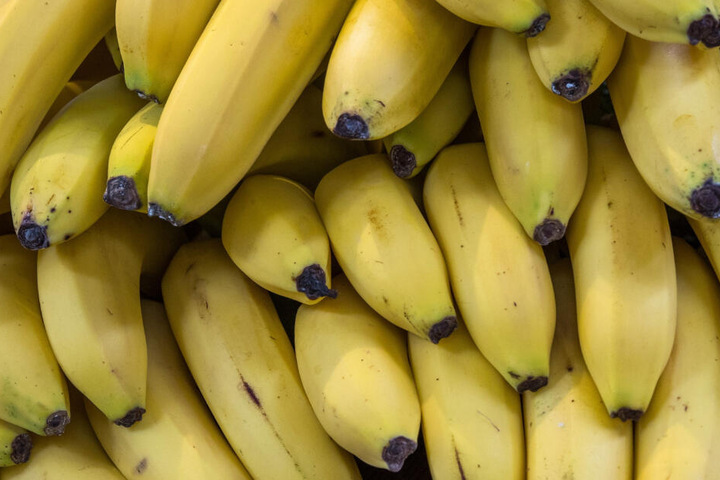 Der Mitarbeiter des Supermarktes machte seinen Fund beim Entpacken von Bananen. (Symbolbild)