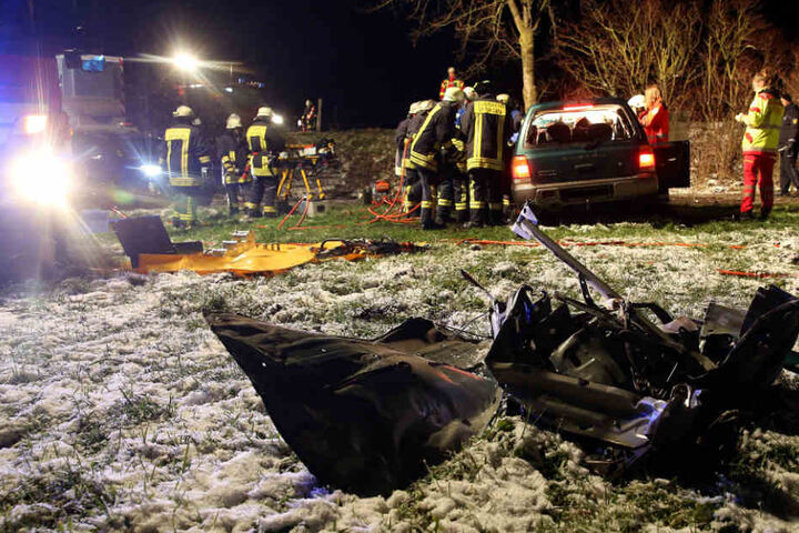 Die Feuerwehr befreite den 33-Jährigen im Kreis Biberach aus seinem Geländewagen.