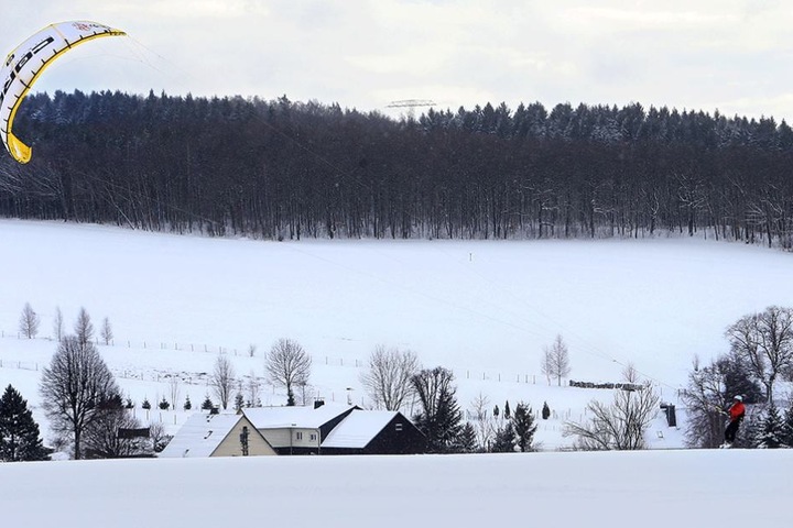 Kitesurfen am Adelsberg im Schnee: Peter Pestel (53) nutzt das Winterwetter sportlich.