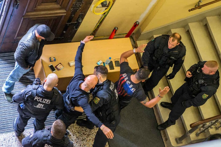 Während der Verhandlungstage im Rocker-Prozess gilt am Landgericht höchste Sicherheitsstufe, jeder wird nach Waffen durchsucht.