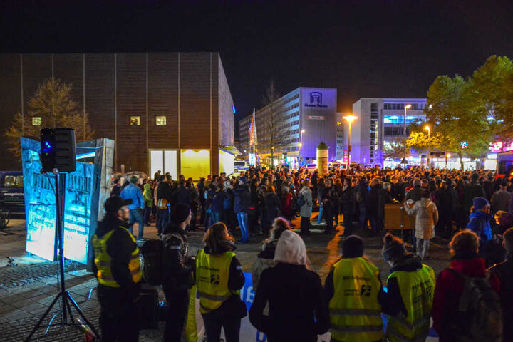 An der Gegendemonstration nahmen etwas weniger Menschen teil.