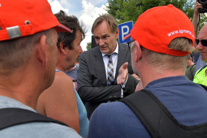 Burkhard Jung im Gespräch mit Mitarbeitern der Gießerei Neue Halberg-Guss in Leipzig.