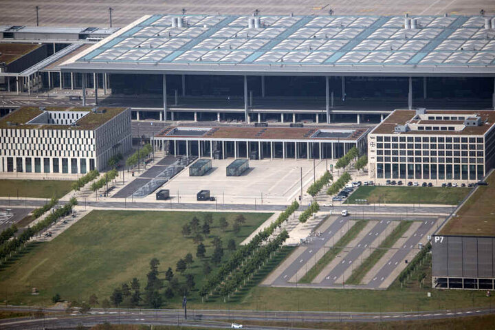 Der Bau des Hauptstadtflughafens Berlin Brandenburg (BER) "Willy Brandt" wurde 2006 begonnen und soll frühestens Ende 2020 abgeschlossen sein.