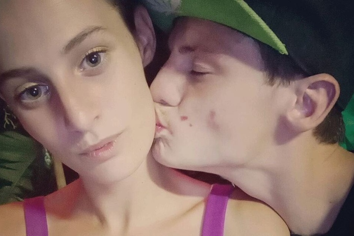 Halyey Lowes mit ihrem Freund Ben James Smith auf einem Facebook-Selfie.