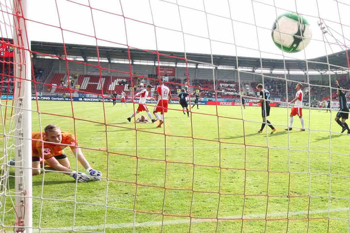 Doppeltorschütze Julius Reinhardt hat soeben zum 3:0 für Chemnitz getroffen. Halles Keeper Tom Müller ist geschlagen.