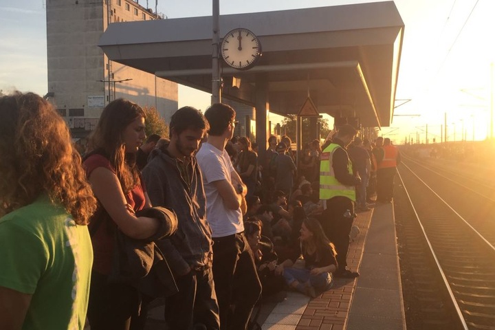 Am Bahnhof Buir wollten am Abend zahlreiche Menschen wieder abreisen. Die Polizei musste zeitweise den Zugang zu den Gleisen absperren.