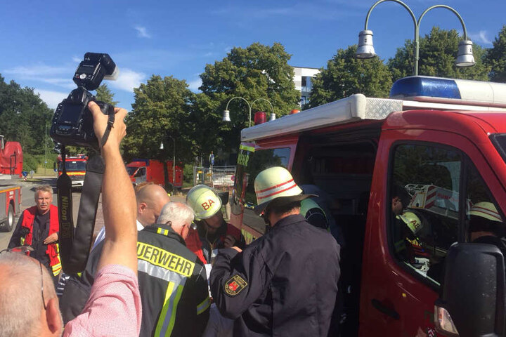 Seit dem Nachmittag kämpft die Feuerwehr gegen den Rauch.