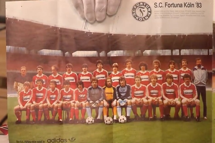 Ein Doppelposter im Spielheft stellte beide Mannschaften vor.