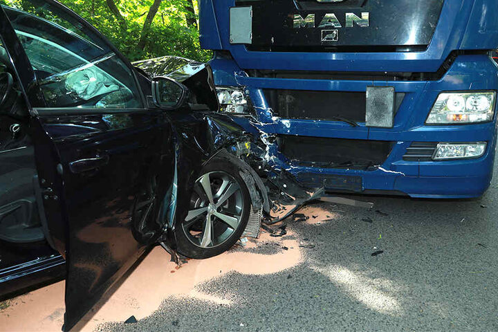 Ein Peugeot-Fahrer verlor die Kontrolle über seinen Wagen und krachte in einen Lkw.