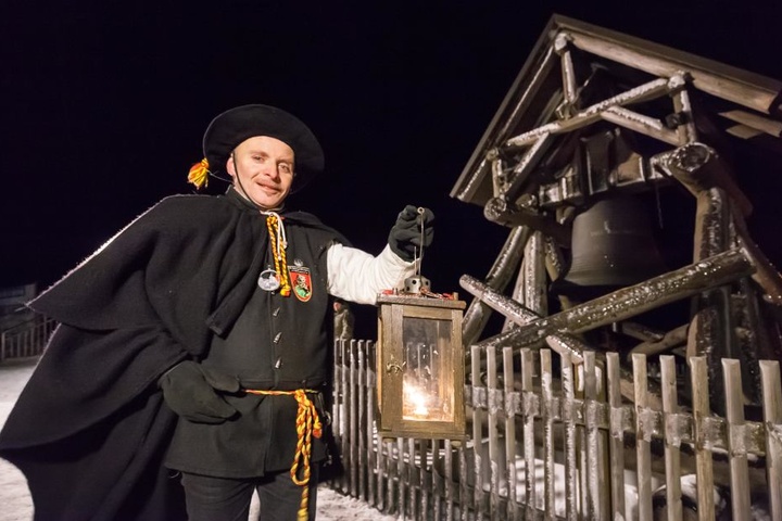 Der Schwarzenberger Türmer Gerd Schlesinger läutete die Friedensglocke auf dem Fichtelberg.