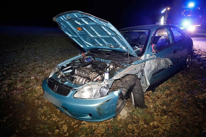 Der Honda landete mit Totalschaden auf einem Feld.