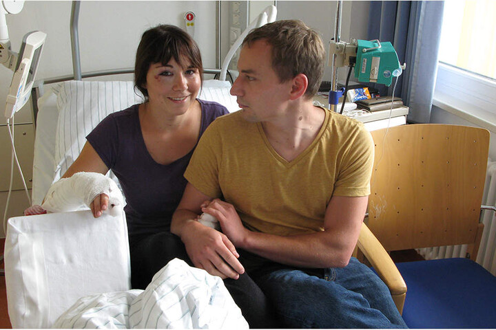 Opfer Kristin S. (24 ) lag nach der Attacke im Krankenhaus, ihr Freund Mathias H. (28) besuchte sie.