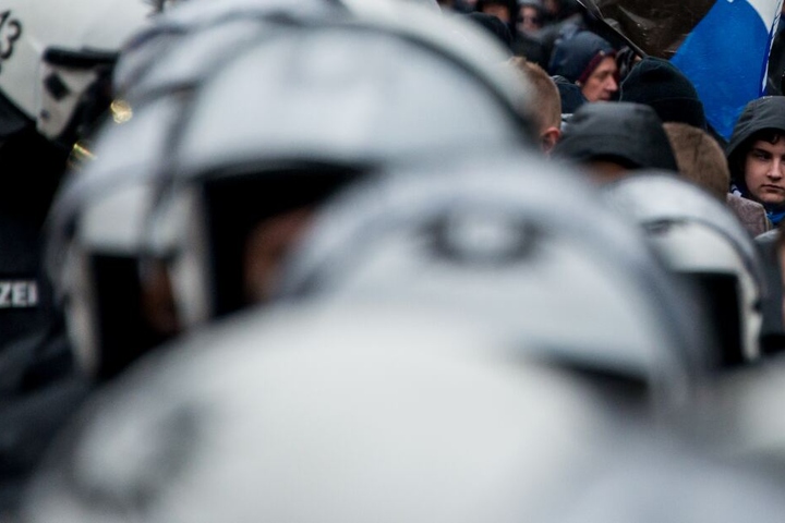 Die Polizei weiß, dass es schwieriger wird, die rivalisierenden Fanlager voneinander zu trennen. (Symbolbild)