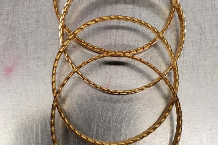 Doch die Zöllner fanden die Ringe natürlich in dem Kessel und beschlagnahmte sie zunächst.