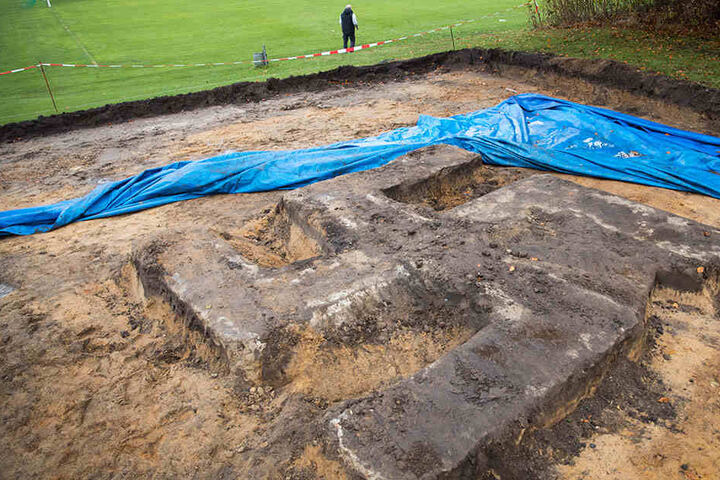 Der Denkmalschutz ist bereits informiert, weil das Hakenkreuz so schnell wie möglich verschwinden soll.