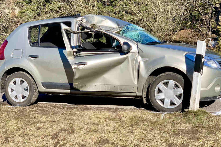 Auch das Dach und die Beifahrertür wurden bei dem Crash eingedrückt.