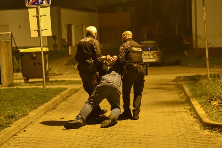 Die Polizei nahm kurz darauf einen 58 Jahre alten Mieter des Mehrfamilienhauses fest. Er soll das Feuer in Folge eines Streits gelegt haben.