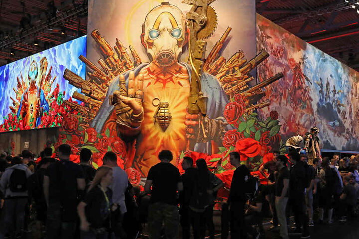 Messebesucher stehen auf der Gamescom für das Computerspiel "Borderlands" an.