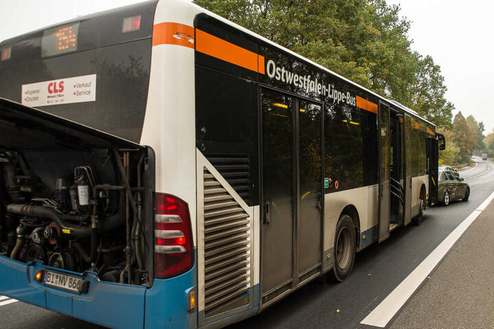 Die Fahrgäste des Busses mussten umgeladen werden. Verletzt wurde niemand.