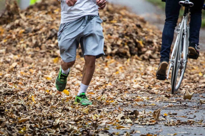 Die Hessen können sich auf Herbstwetter einstellen. (Symbolbild)