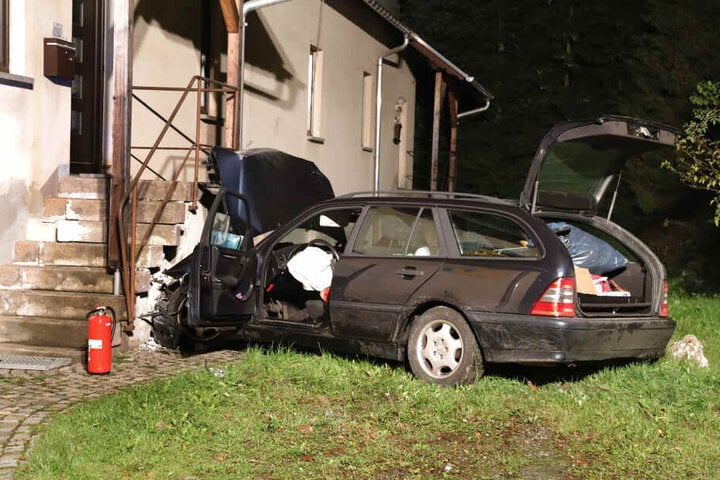Der Mercedes krachte gegen ein Haus.