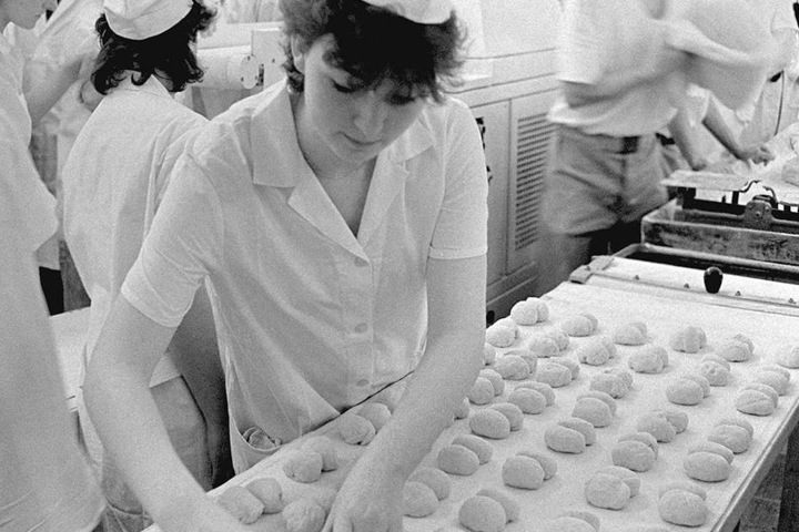 Die Azubis in der DDR formten die Brötchen noch in Handarbeit.