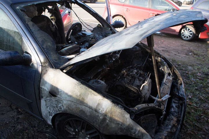 Das Feuer beschränkte sich nur auf den vorderen Teil des Fahrzeuges.