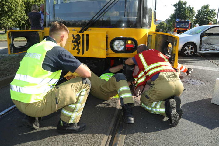 Techniker untersuchen die Straßenbahn. Anschließend wurde sie abgeschleppt.
