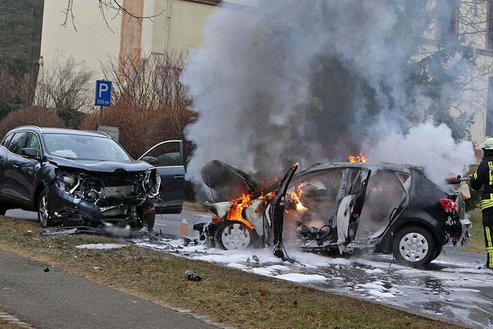 Der Seat krachte in den Renault und fing dann Feuer.