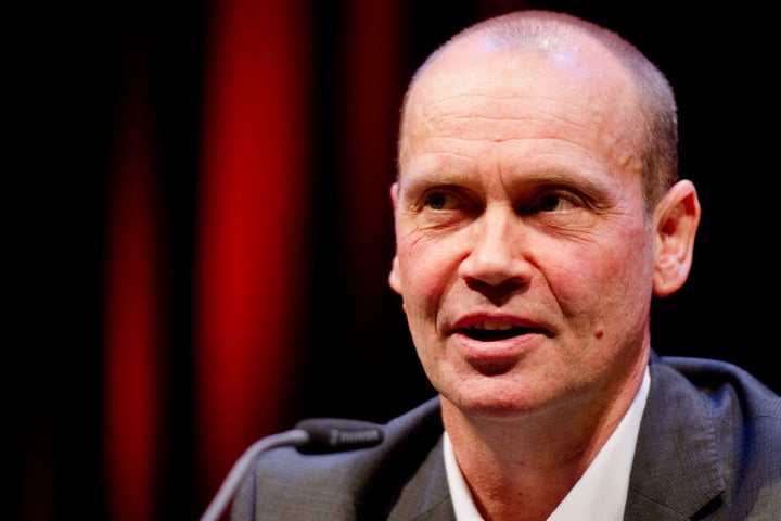 Bestseller-Autor Simon Beckett ist in Hamburg vor Ort.