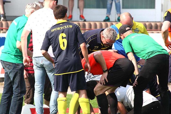 Nach dem Sturz eilten sofort Helfer zu dem Verunglückten.
