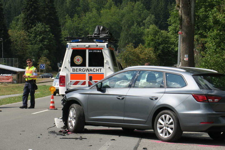 Im Einsatz war neben der Feuerwehr auch die Bergwacht. Die ganze Straße musste in beide Richtungen abgeriegelt werden.