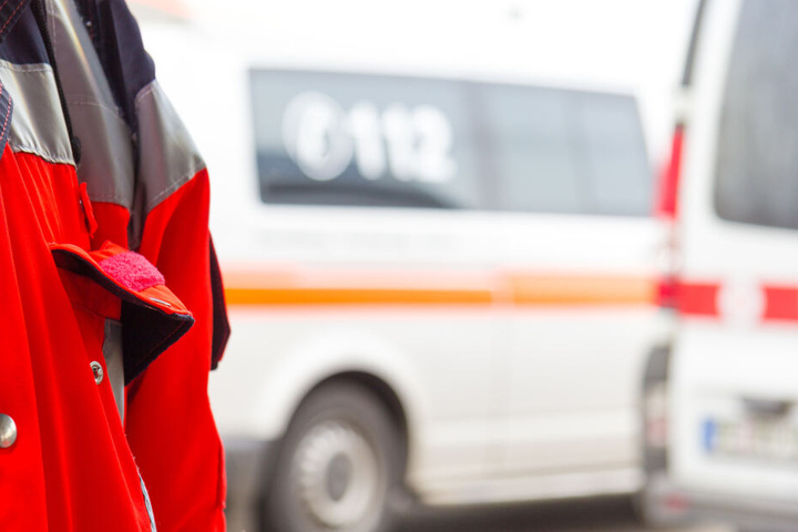 Der Rettungsdienst rückte am Unfallort an, die Insassen des Flugzeuges blieben jedoch unverletzt (Symbolbild).