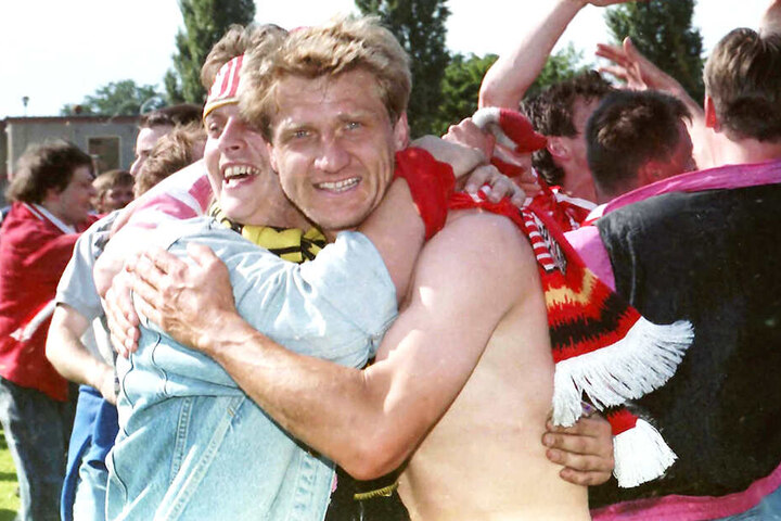 Aufstieg am 11. Juni 1994 in Brandenburg: FSV-Kapitän Ralf Wagner (r.) feiert mit den FSV-Fans.