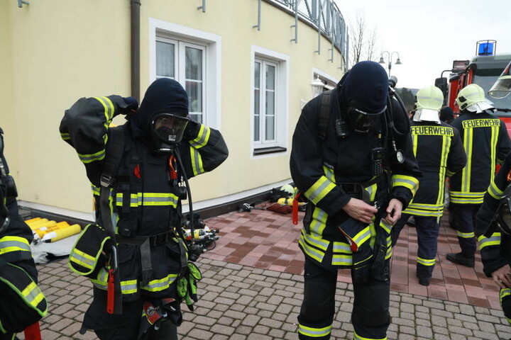 Die Einsatzkräfte rückten mit Atemmasken an.