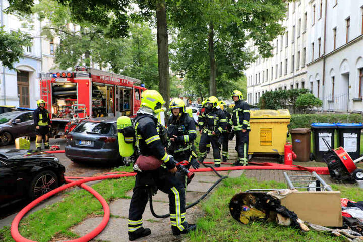 Die Feuerwehr konnte den Brand in dem Mehrfamilienhaus schnell löschen.