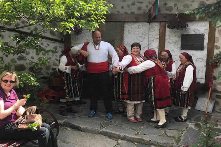 Die alten Frauen aus dem Dorf helfen Dirk Hilbert (46) und seiner "Braut" in die Hochzeitstracht.