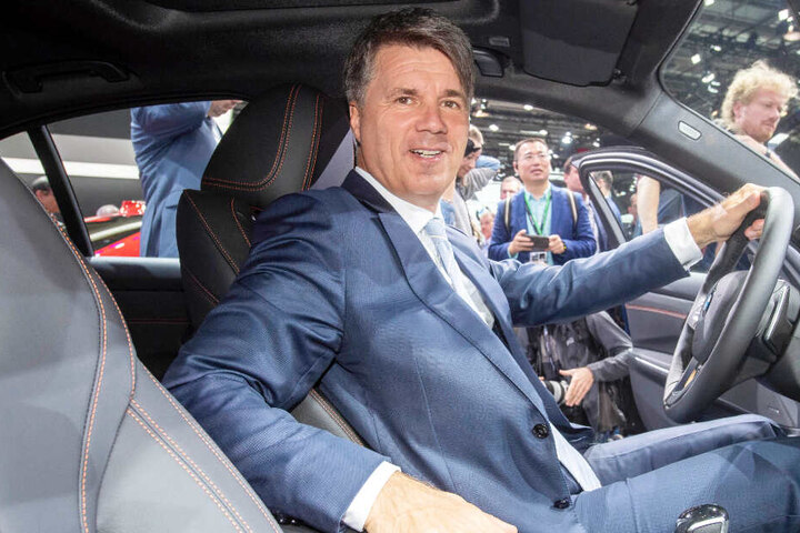 Mehr Vorteile für E-Autos! BMW-Chef Harald Krüger verdeutlicht die aktuelle Problematik.