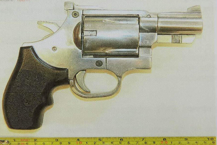 Den Revolver "Antifaschreck AS 125" bestellte der Arzt gleich im Doppelpack.