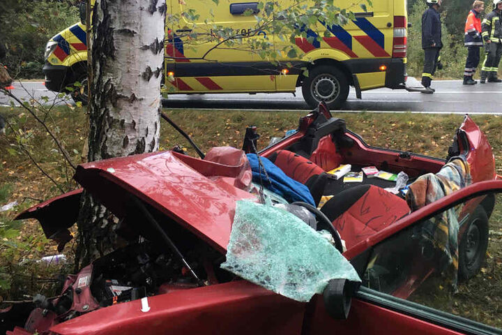Warum der Fahrer von der Straße abkam, ist bis jetzt nicht geklärt.