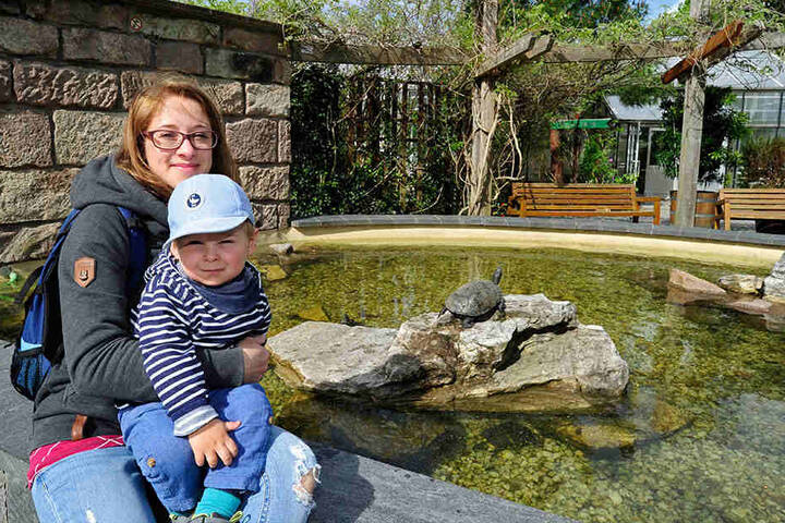 Arlette Langer (27) kommt mit Söhnchen Till (2) gern in den Botanischen Garten.